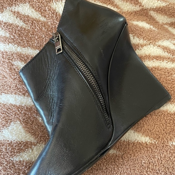 Black leather booties one has a scratch on infertility heal - Picture 4 of 6